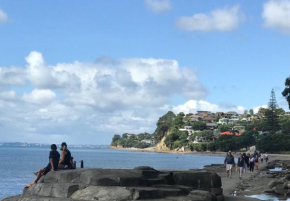 Pool Side Flat Mairangi Bay